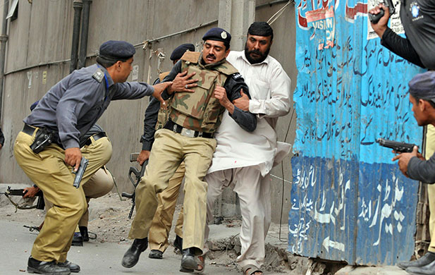 Pakistani-police-help-an--005.jpg