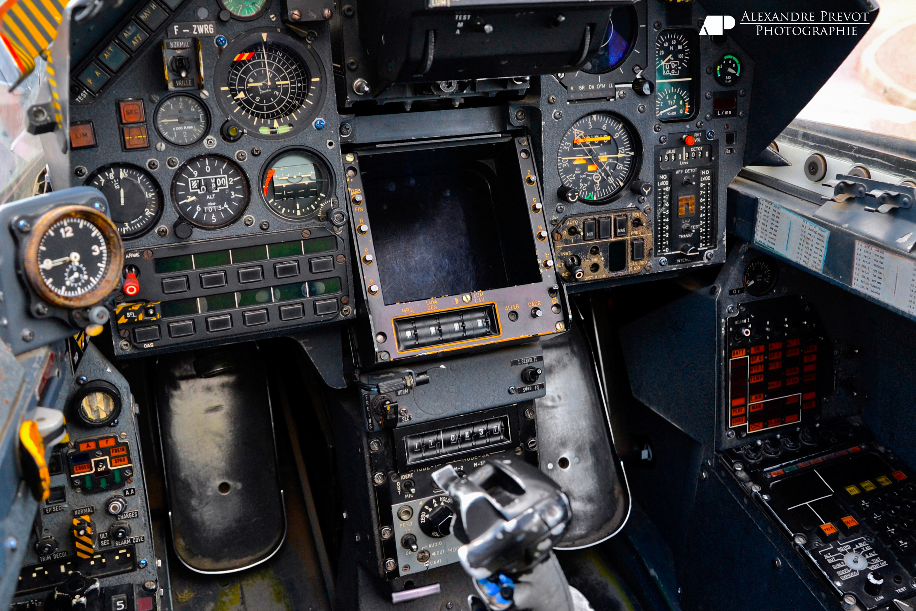 Cockpit_Dassault_Mirage_2000_%287443127844%29.jpg