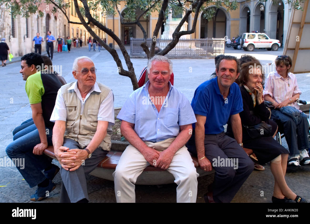 prato-tuscany-italy-italian-men-old-man-square-AHKW20.jpg