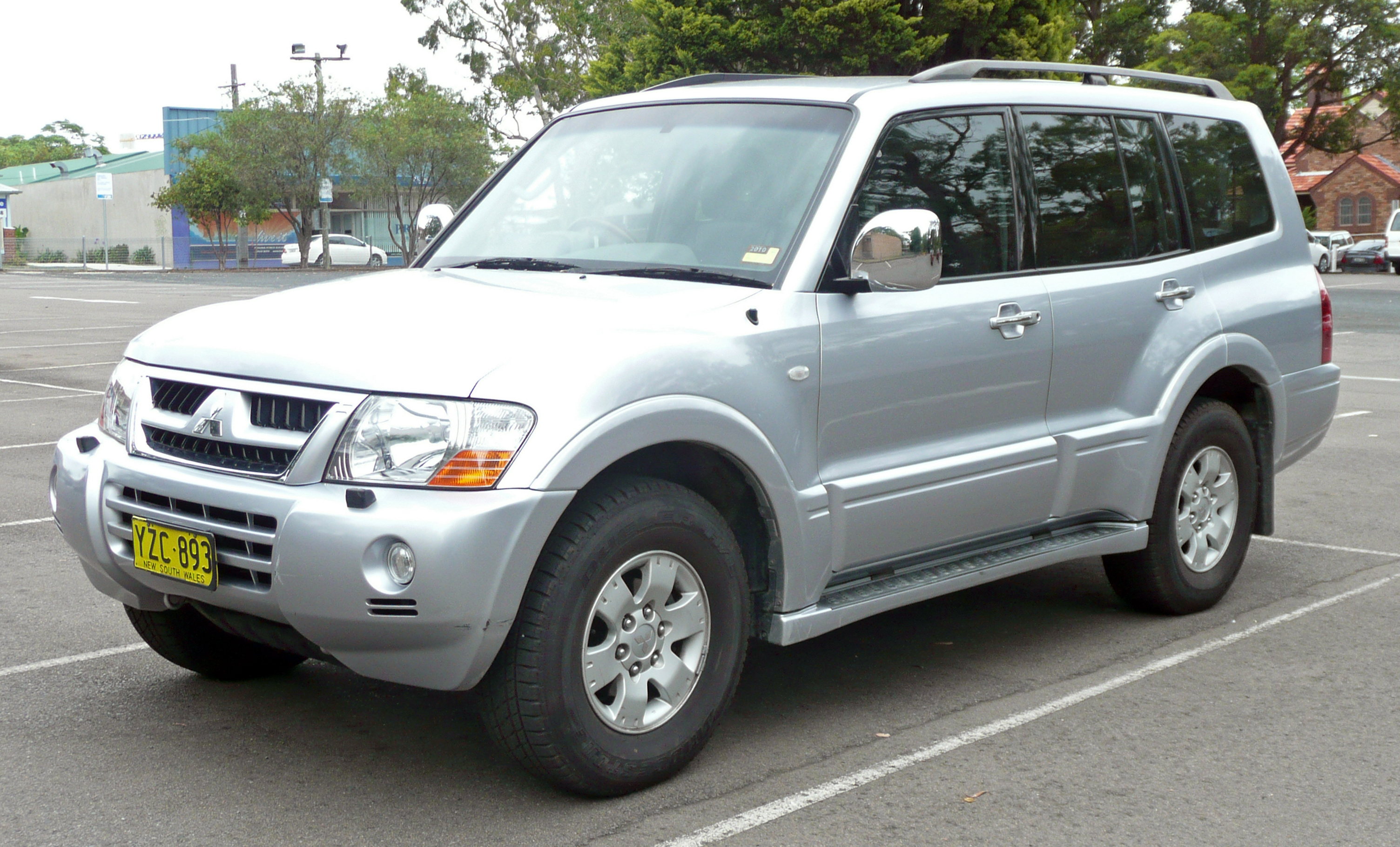 2002-2006_Mitsubishi_Pajero_%28NP%29_Exceed_wagon_01.jpg