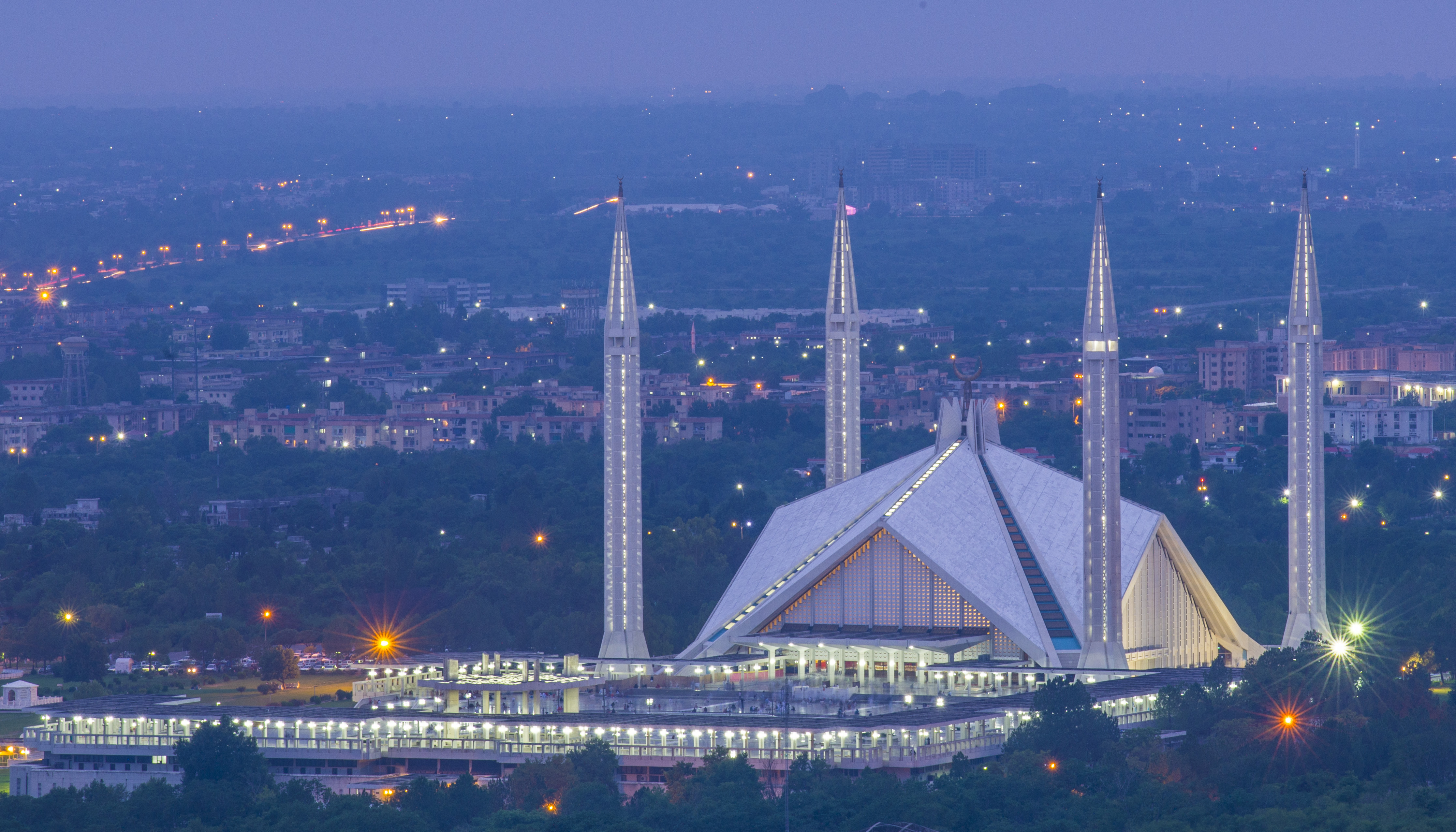 Faisal_Masjid_From_Damn_e_koh.jpg