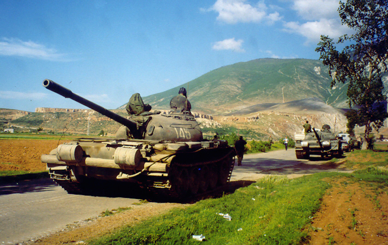 Albanian_army_deploys_T-59_tanks_near_Kosovo_border%2C_May_1999_%28Robert_Wright%29.jpg