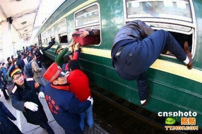 crowded_train_stations_in_china_18.jpg