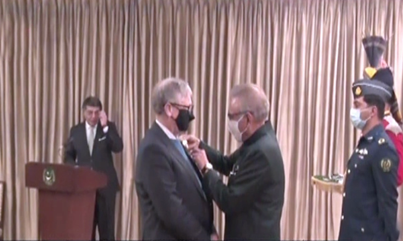 This image show President Dr Arif Alvi conferring the award on Bill Gates. — DawnNewsTV