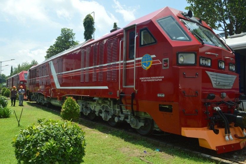 teknisi-memeriksa-lokomotif-berkode-cc-300-yang-sudah-selesai-_160226162055-146.jpg