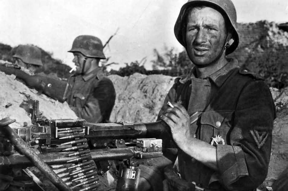 Wehrmacht_soldiers_with_MG34_Dimitrijewka_Eastern_Front_July_1942.jpg