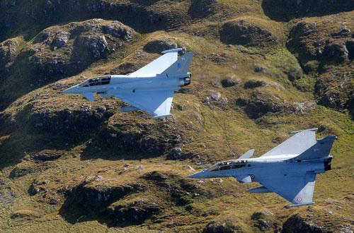 Rafale-e-Typhoon-voando-juntos-na-Inglaterra-em-14-set-2012-foto-3-RAF.jpg