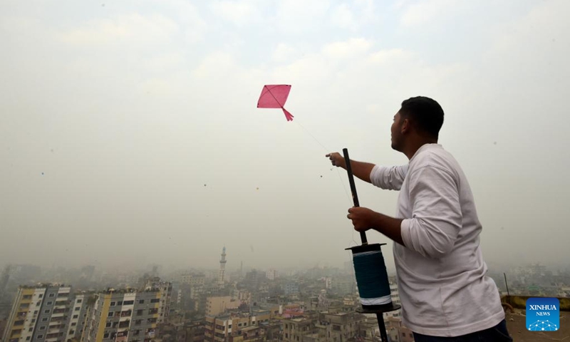 A man flies a kite during Sakrain festival in Dhaka, capital of Bangladesh, Jan. 14, 2023. People in Dhaka celebrate Sakrain festival, also known as Ghuri Utsob or Kite festival, at the end of Poush, the ninth month of the Bengali calendar. Photo: Xinhua