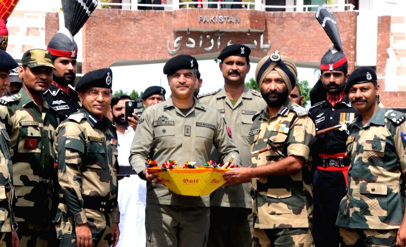 bsf-and-pakistani-rangers-officials-exchange-433763.jpg