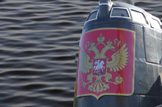 Removes+emblems+to+make+faceless+subs+kursk+at+sea.jpg