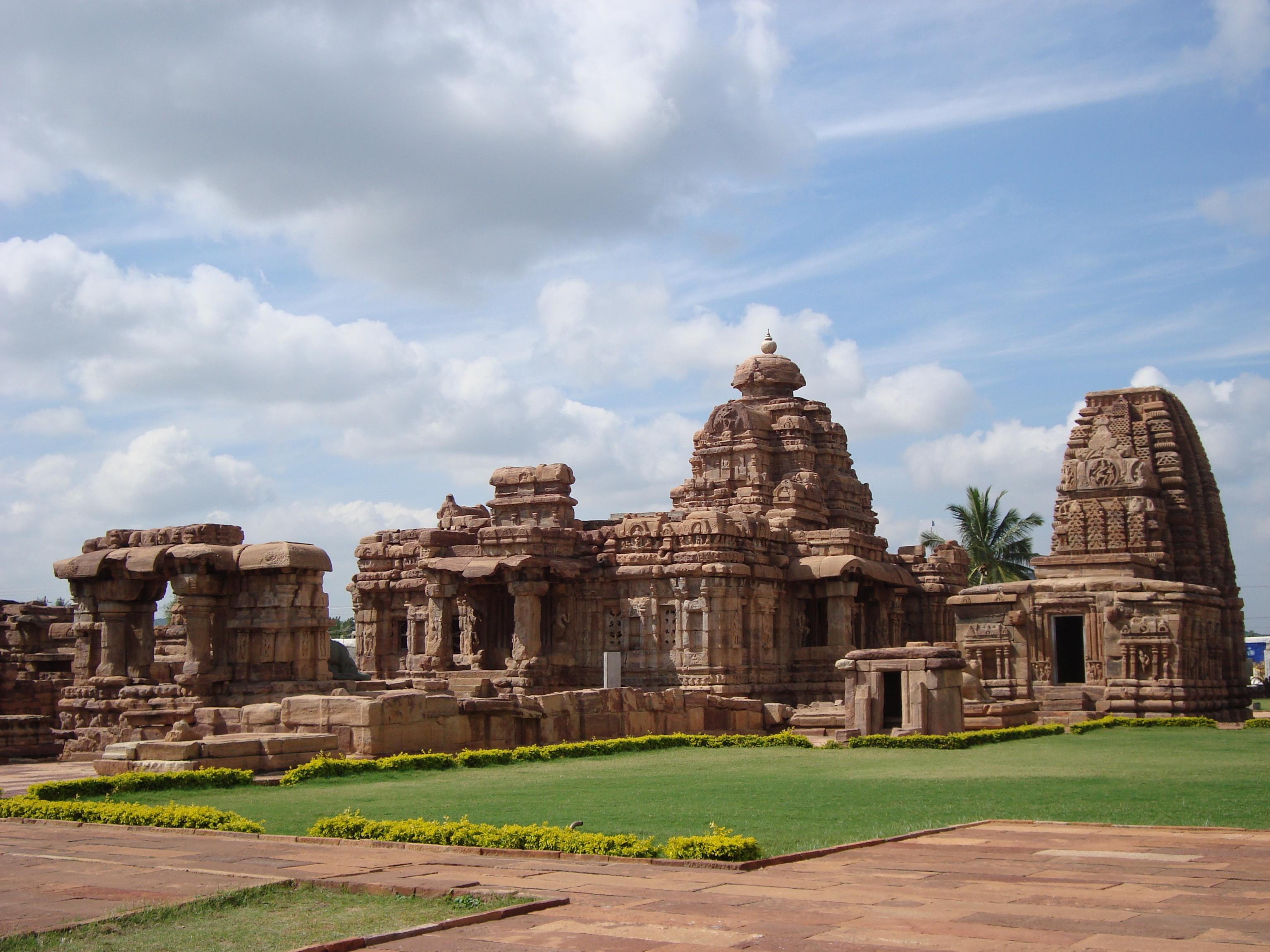 Mallikarjuna_and_Kashivishwanatha_temples_at_Pattadakal.jpg
