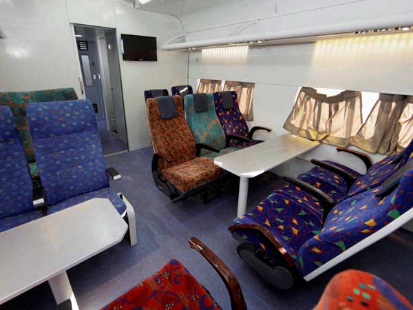 01-1362120309-anubhuti-coach-rail6-600.jpg