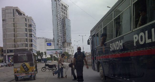Sind-policeman-helping-guy-at-clifton-karachi-2.jpg