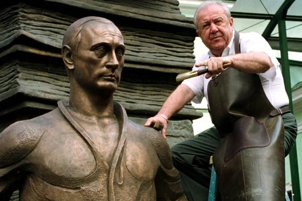 PHOTO-TAKEN-21APR04-Russian-sculptor-Zurab-Tsereteli-poses-with-a-bronze-statu.jpg