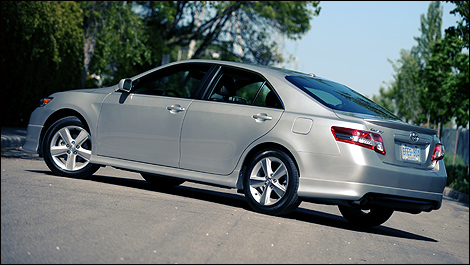 2011-toyota-camry-se-i01.jpg