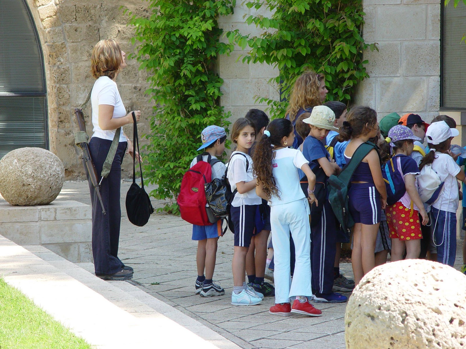 israeli+teacher+carrying+rifle.jpg