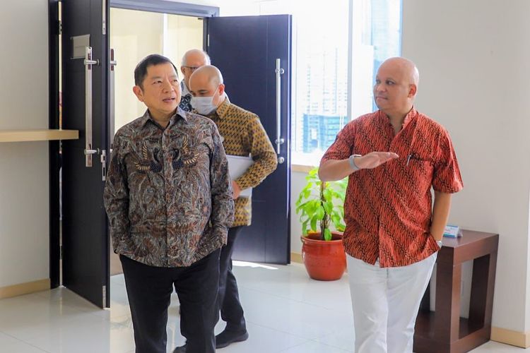 Minister of National Development Planning/Head of Bappenas Suharso Monoarfa welcomed the arrival of the board of directors of PT Regio Aviasi Industri (RAI) at the Bappenas Office, Jakarta, Tuesday (24/1/2023).
