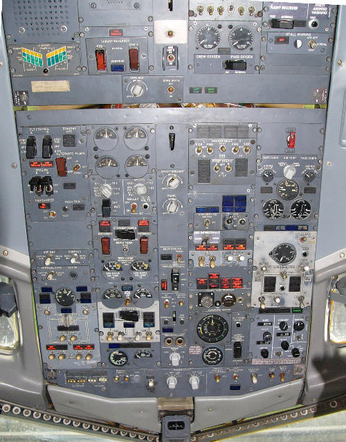 paneloverhead_737-200.jpg