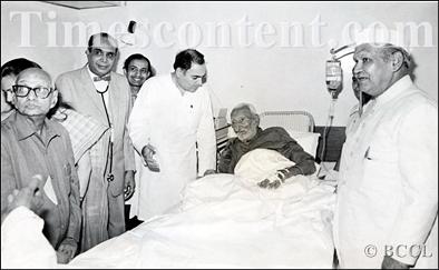 President-Shankar-Daya-Sharma-and-Prime-Minister-of-India,-Rajiv-Gandhi-called-on-Khan-Abdul-Ghaffar-Khan-in-the-Bombay-Hospital-in-Bombay-on-May-1.jpg