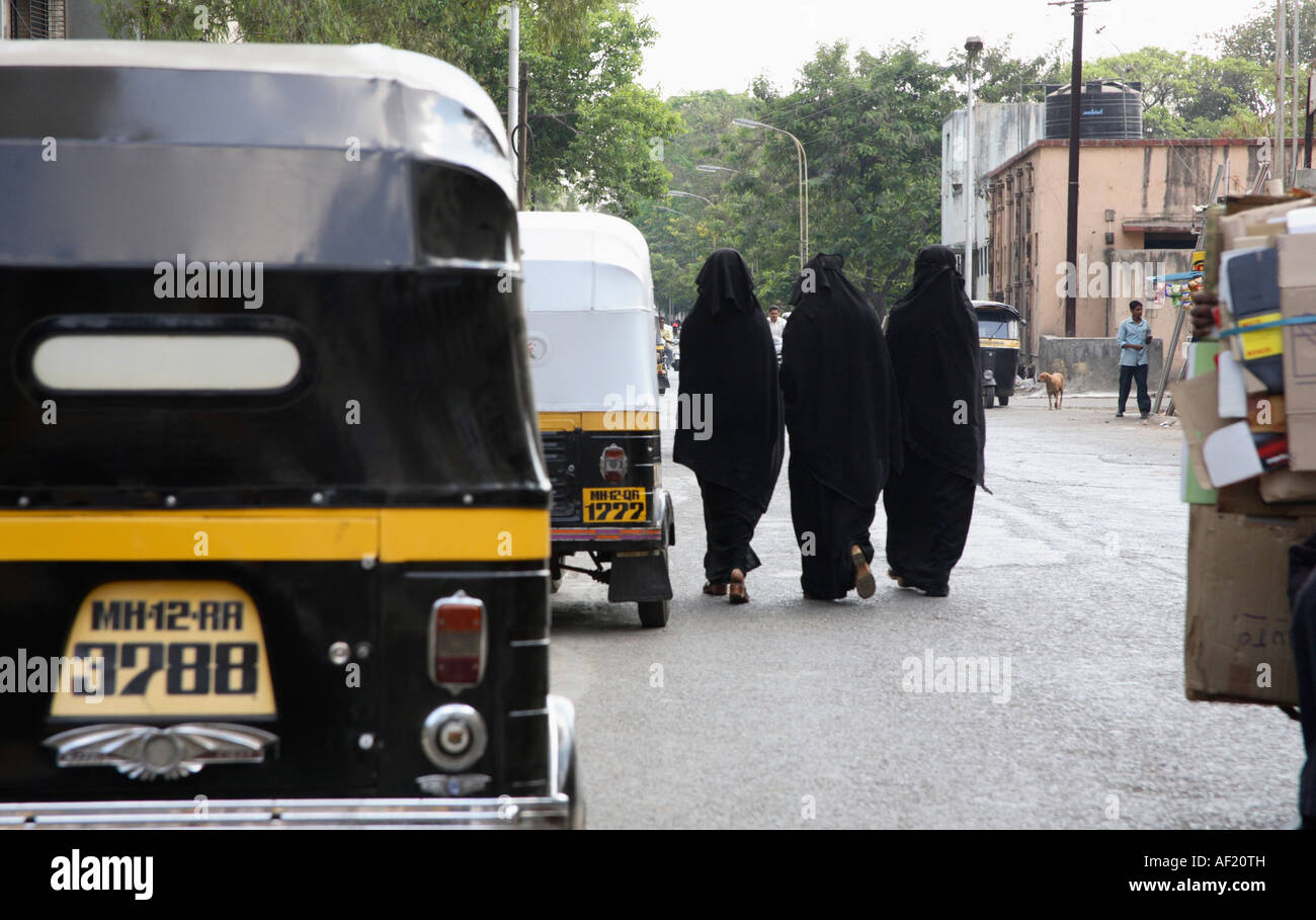 muslim-women-wearing-burqas-walking-along-street-pune-india-AF20TH.jpg