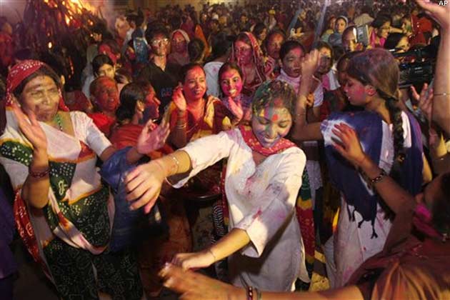 2010+Holi...Hindus+in+Karachi,Sindh,Pakistan.jpg