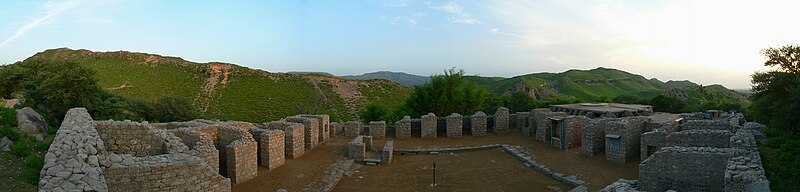 800px-Panorama_at_Jaulian_-_Ancient_Buddhist_Monastery_-_Taxila%2C_Pakistan_-_566-31.JPG