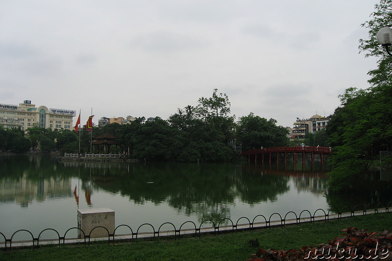 hoan-kiem-lake-in-hanoi-vietnam-2740-800.jpg