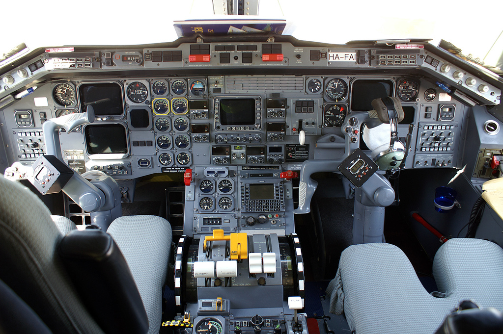 Embraer_120_Cockpit.jpg