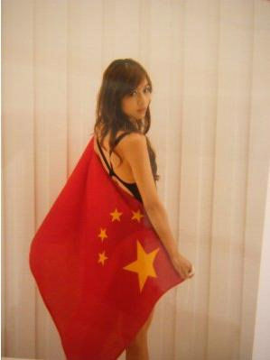 chen-yi-super-girl-posing-with-chinese-flag.jpg