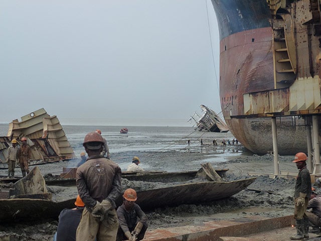 Shipbreakers-in-Chittagon-006.jpg