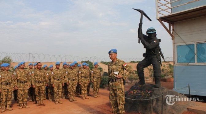 komandan-satgas-dansatgas-kompi-zeni-tni-konga-xxxvii-c-minusca-mayor-czi-widya-wijanarko-s-sos-meresmikan-patung-peacekeeper-di-bumi-afrika-tengah-minggu-07052017.jpg