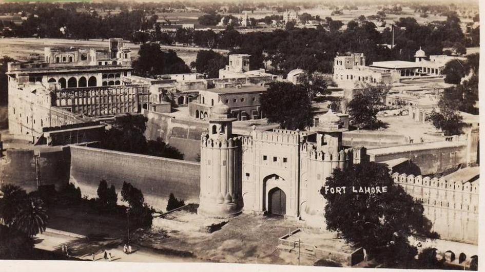A+very+old+pic+of+Lahore+Fort..jpg