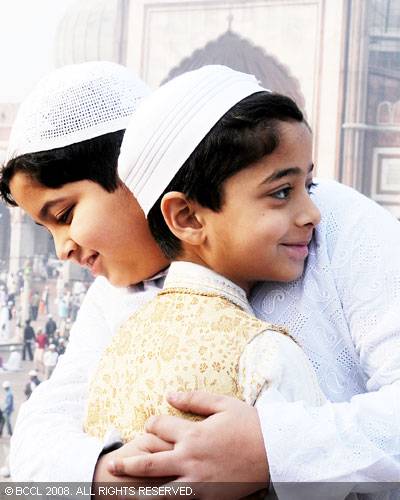 Eid-hug-Photo-Wishes.jpg