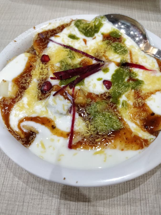 dahi-bhalla-papdi-chat-combo-bhalla-papdy-sweet-curd-tamarind-chatney-green-chatney-beetroot-julienne-pomegranate-162745592.jpg