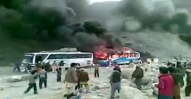 A video grab purportedly shows an attack on Shia passengers on their way to Gilgit-Baltistan. It remains unconfirmed whether the video is from the August 16 incident or April 3. – Video grab from YouTube