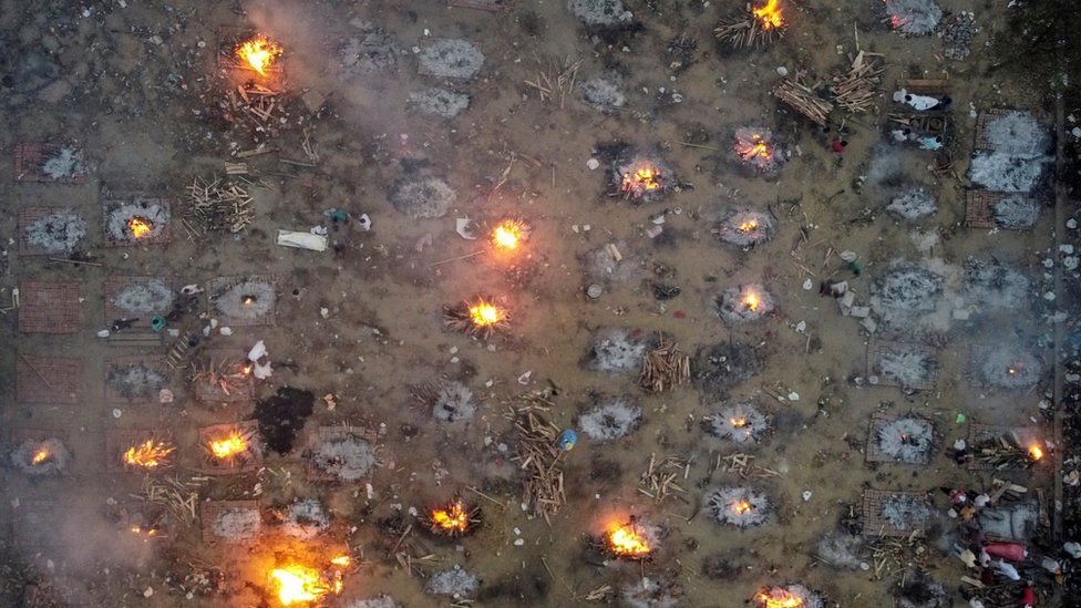 Mass cremations at a crematorium ground in Delhi (22 April)