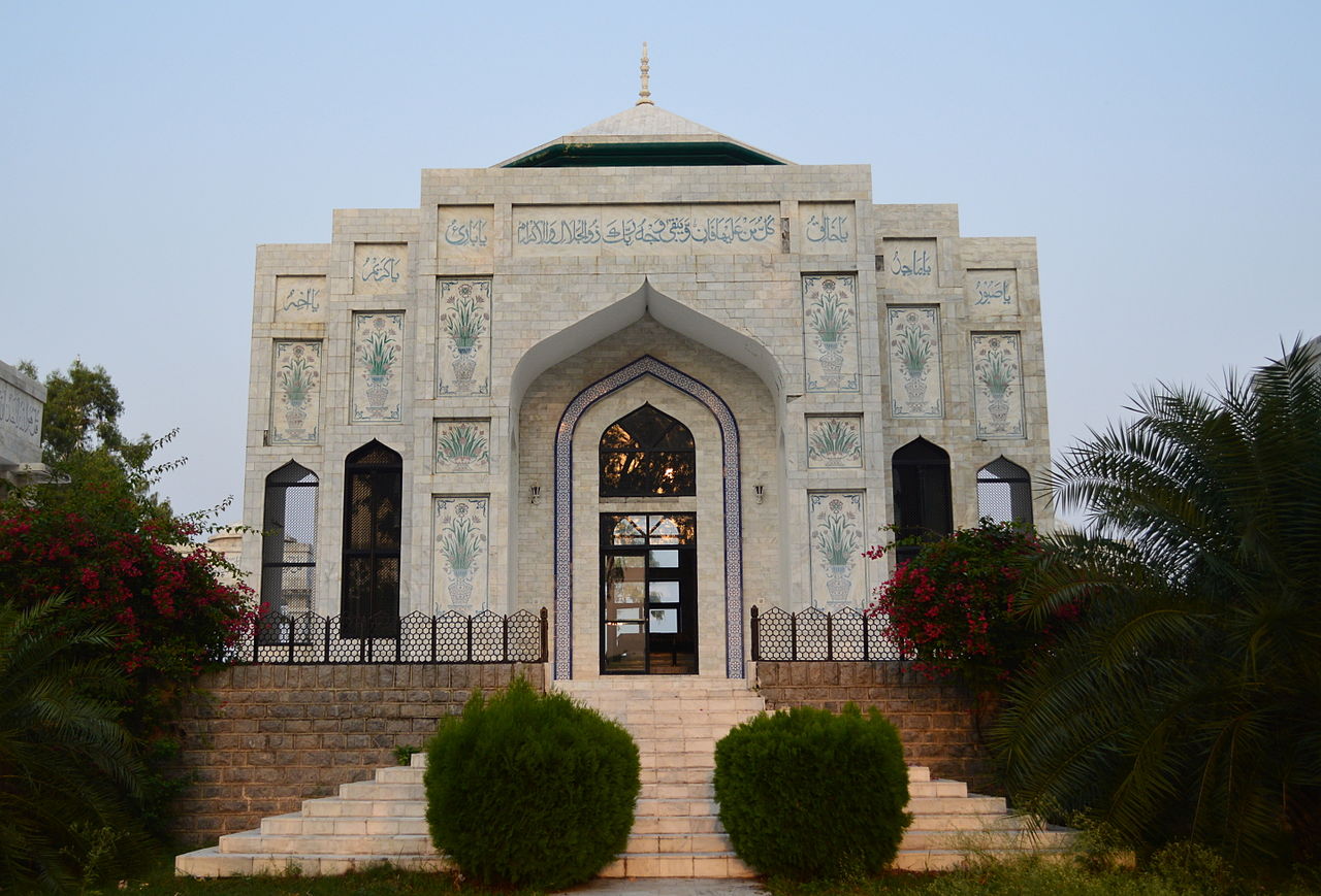 1280px-Shrine_of_Mu%27izz_al-Din_Muhammad.JPG