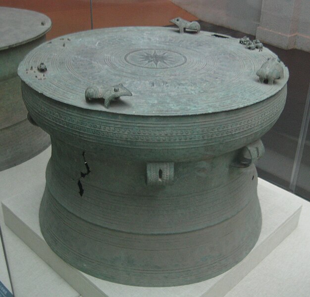 626px-Bronze_drum_with_frogs.jpg