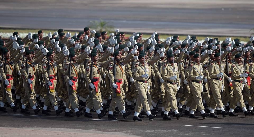 9-Pakistani-Soliders-March-Past.jpg