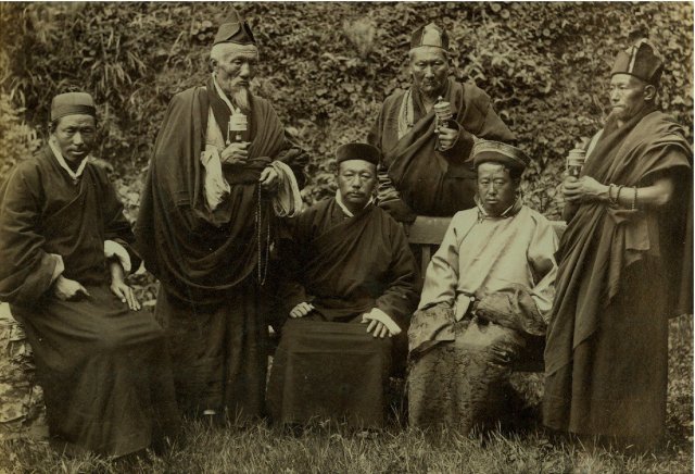13th+Dalai+Lama+with+the+King+of+Sikkim+-+Darjeeling+1900.jpg