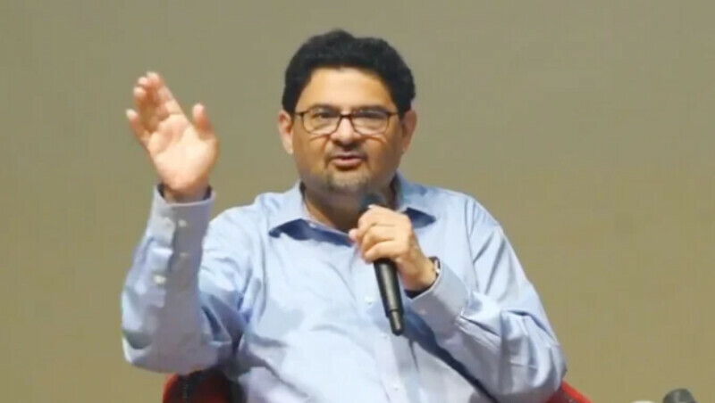<p>Finance Minister Miftah Ismail speaks at an event at Karachi’s Institute of Business Administration. — Screengrab</p>