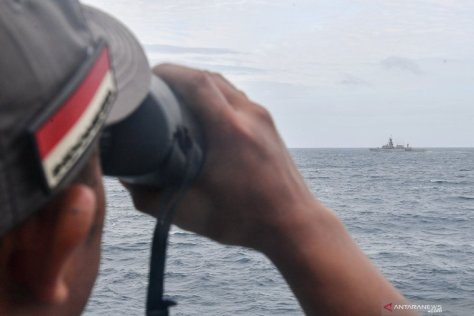 prajurit-kri-teuku-umar-385-meneropong-saat-operasi-siaga-tempur-laut-natuna-2020-di-laut-natuna.jpg