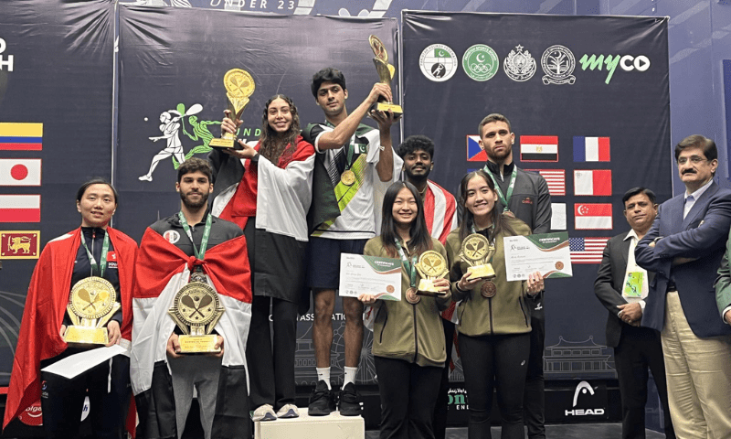 The men’s and women’s champions pose for a group photograph at the U23 World Squash Championship in Karachi on Thursday. — Photo by author