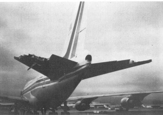 Damaged_empennage_of_China_Airlines_Flight_006-N4522V.JPG