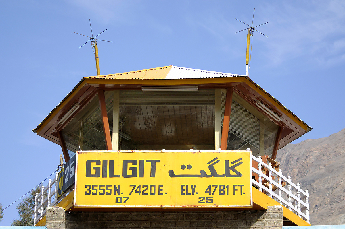 Gilgit_Airport_ATC_Asuspine.jpg