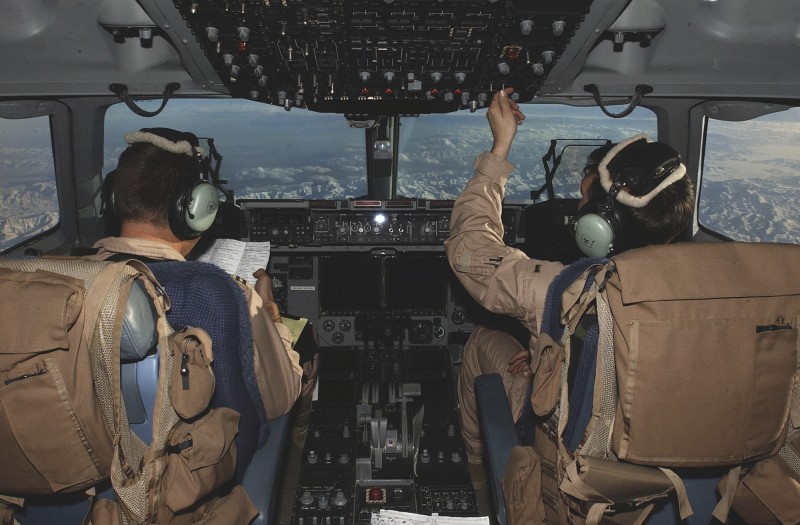 c-17_cockpit_020305_04.jpg