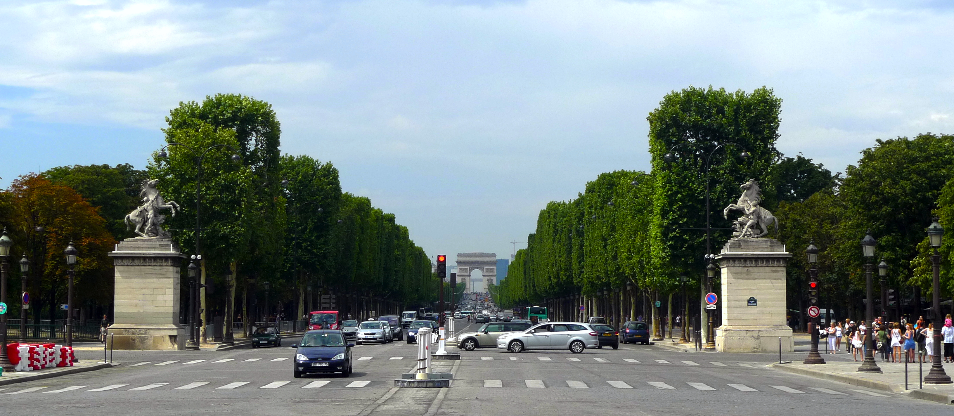 Avenue_des_Champs-%C3%89lys%C3%A9es_01.jpg