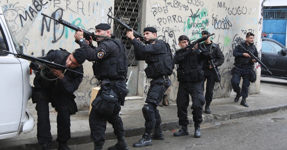 5ago2013---policiais-do-bope-batalhao-de-operacoes-policiais-especiais-fazem-operacao-no-complexo-do-lins-na-zona-norte-do-rio-de-janeiro-apos-uma-troca-de-tiros-entre-traficantes-que-assustou-1375716865615_956x500.jpg