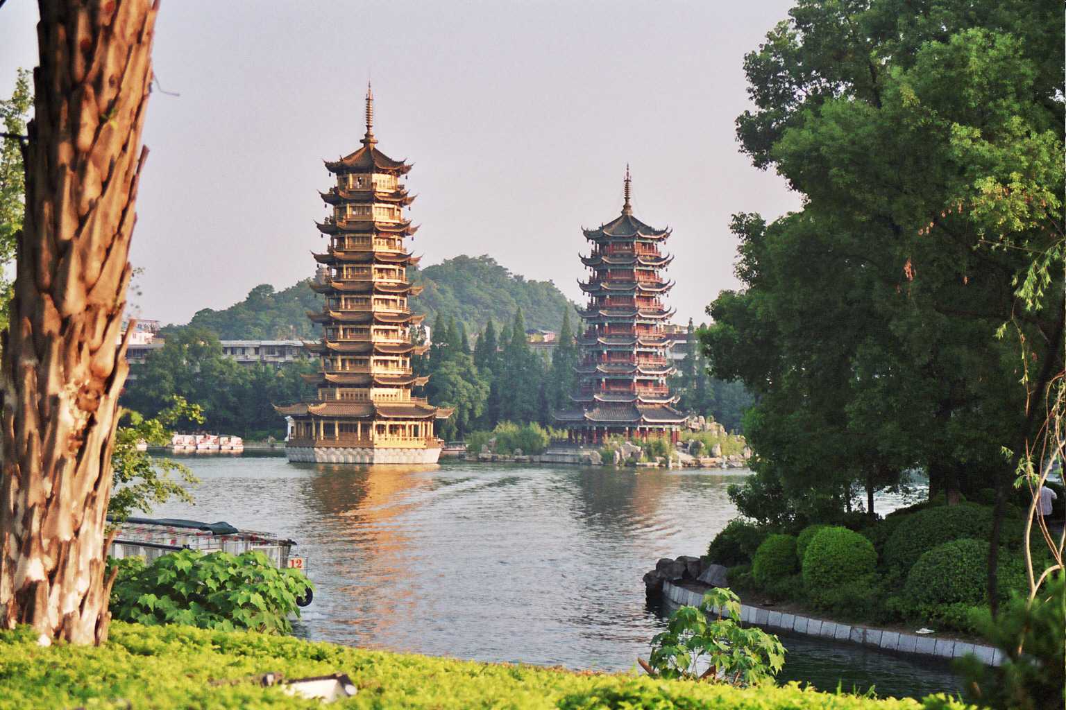 Pagodas_en_el_lago_Shanhu_guilin.jpg