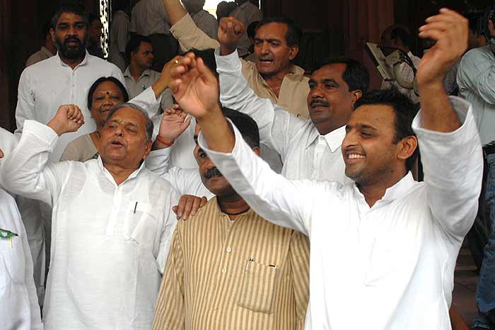 mulayam_akhilesh_20110117.jpg